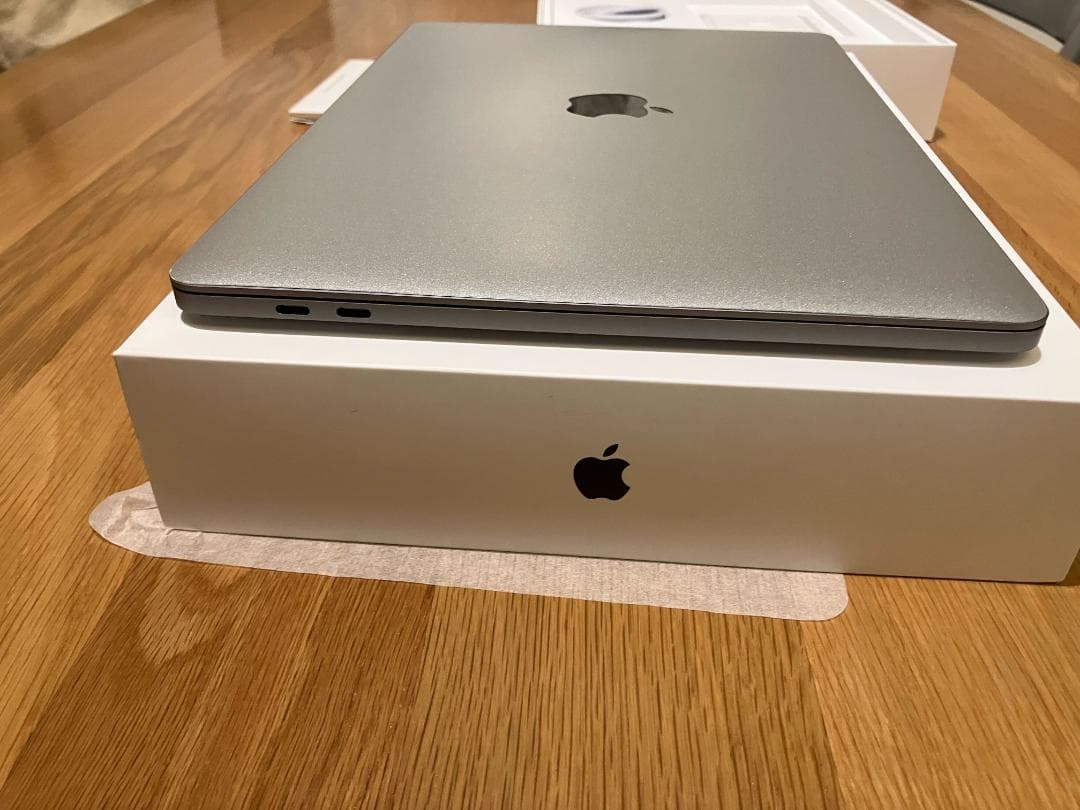 13インチ MacBook Pro 256GB SSD / 8GB メモリ