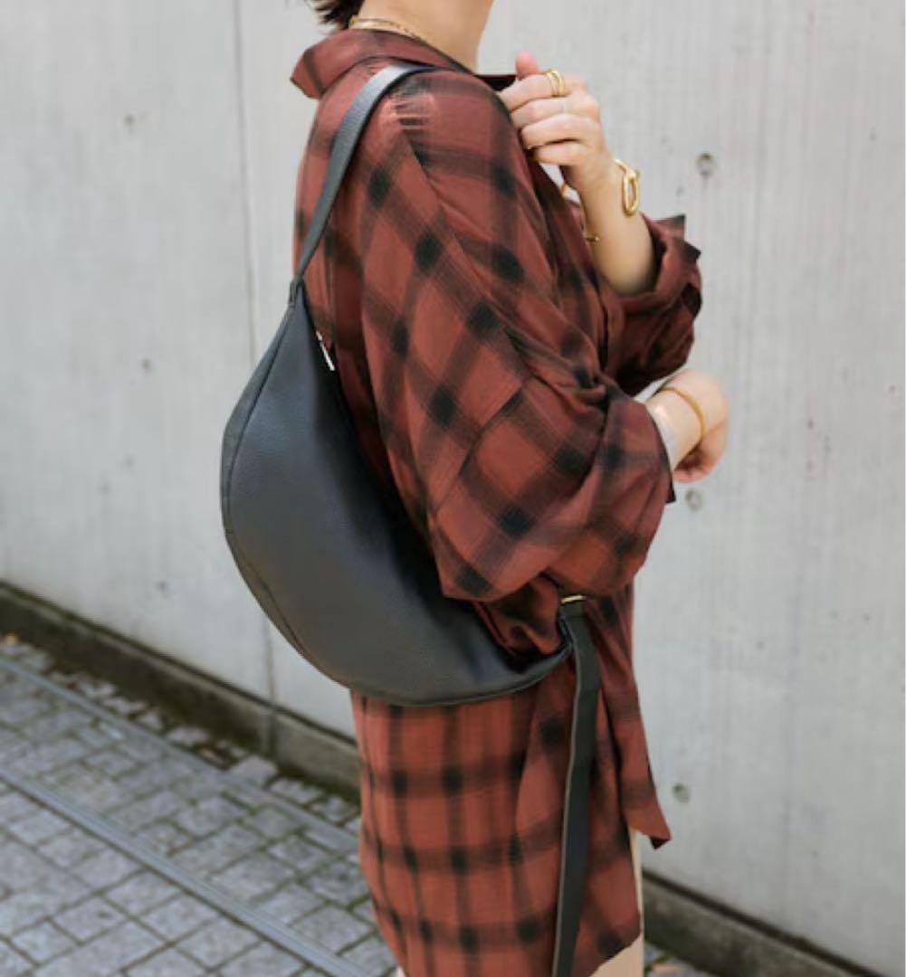 極美品✨RIVE DROITE カーブボディバッグ レザー　ブラック　リヴドロワ