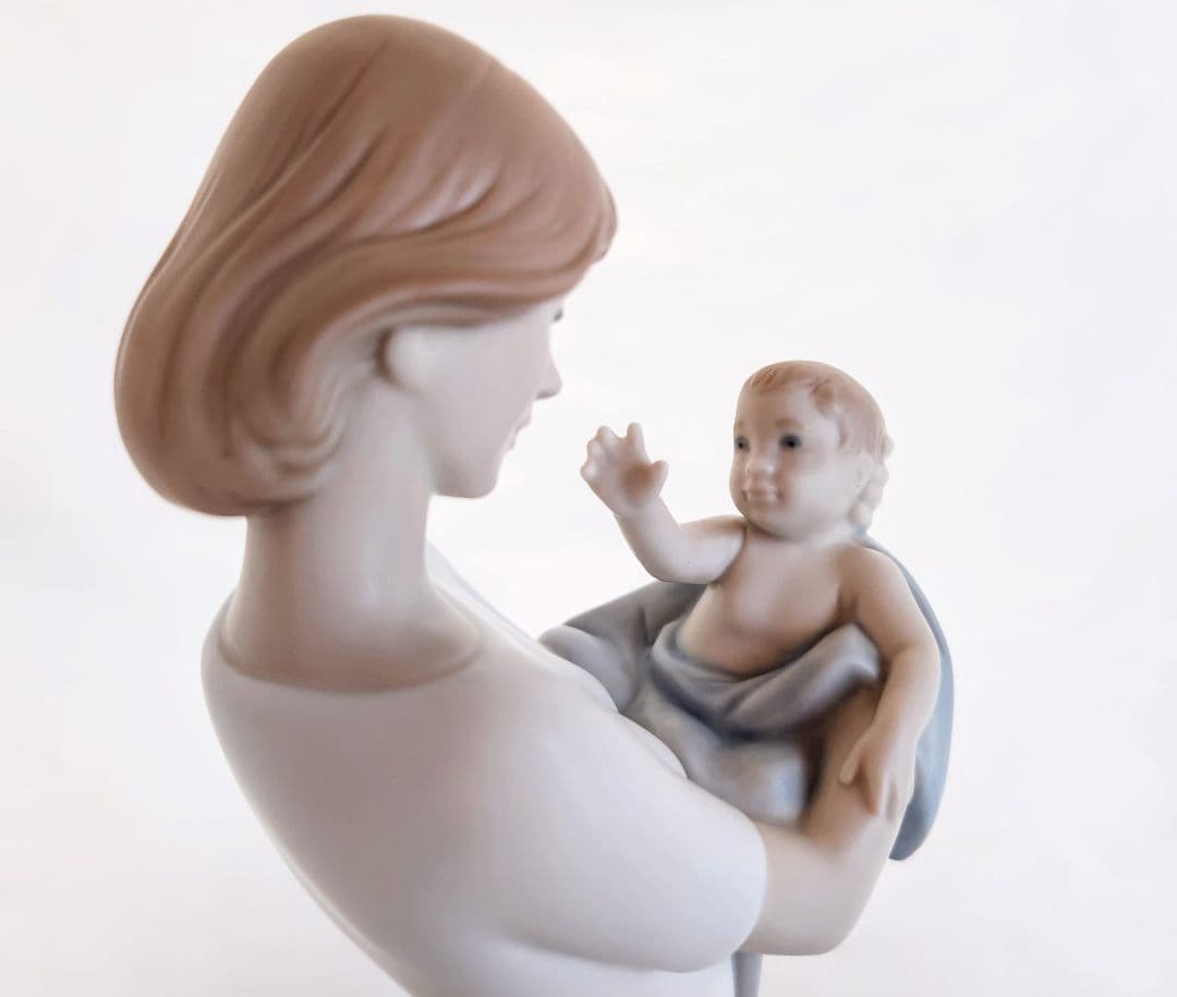 リヤドロ【専用箱付・美品】フィギュリン《かけがえのない宝物》No.8294　置物