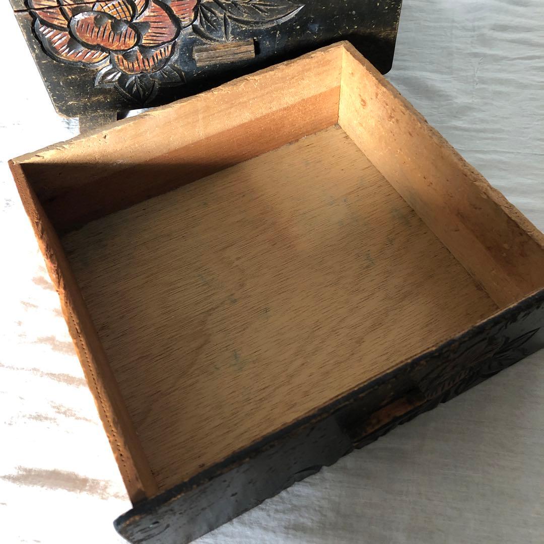 アンティーク花木彫り三段小引き出し