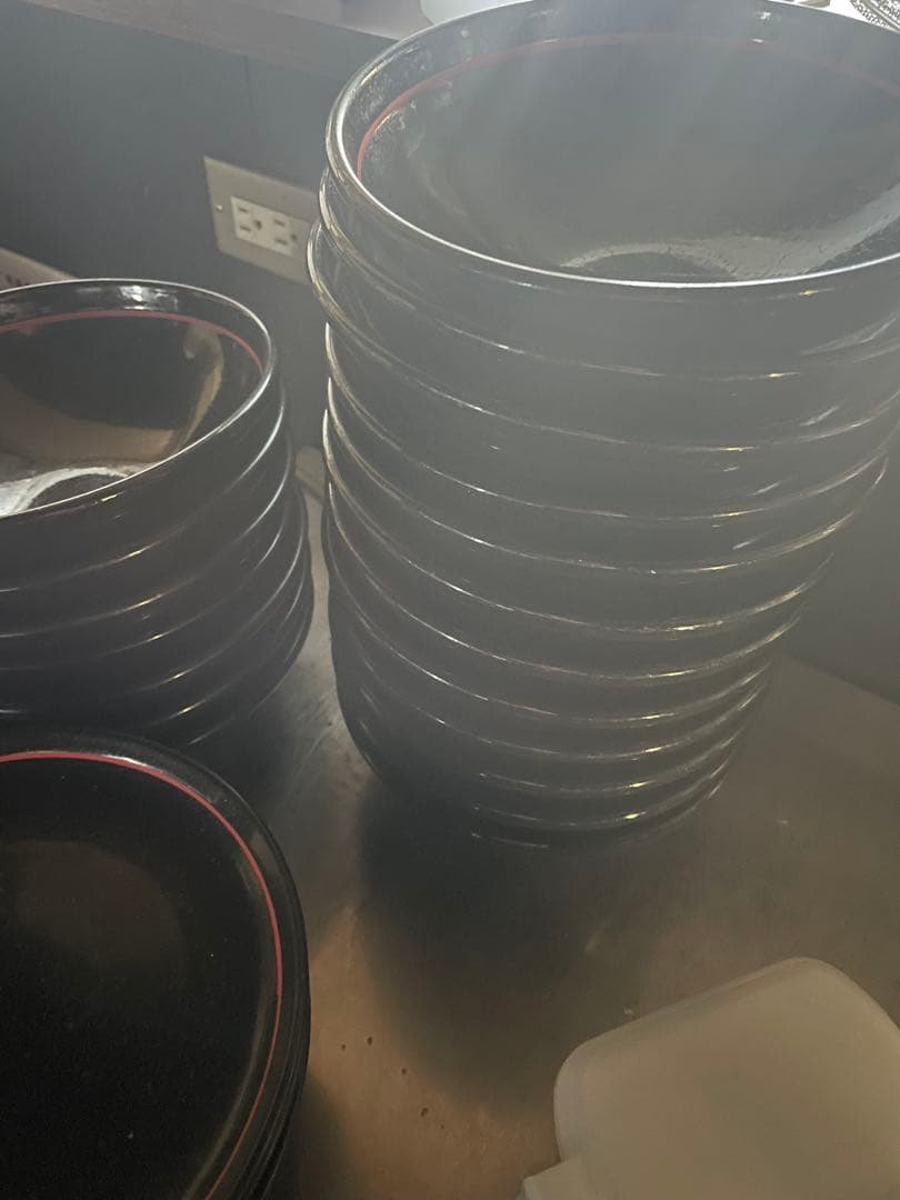 黒色の赤いライン付き鉢