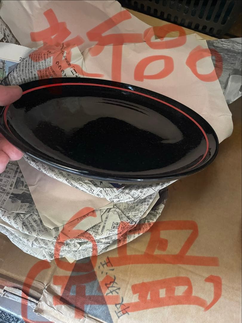 黒色の赤いライン付き鉢