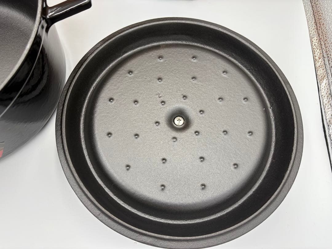 【未使用】LAVAラウンドキャセロール24cmシャイニーブラックLV0079