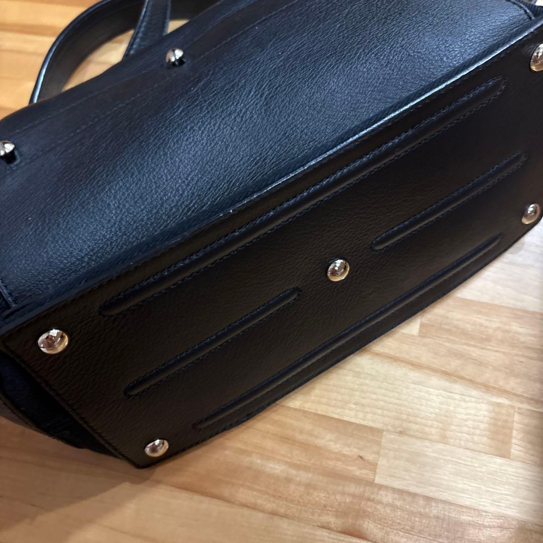 黒いレザー ハンドバッグ フラップ式