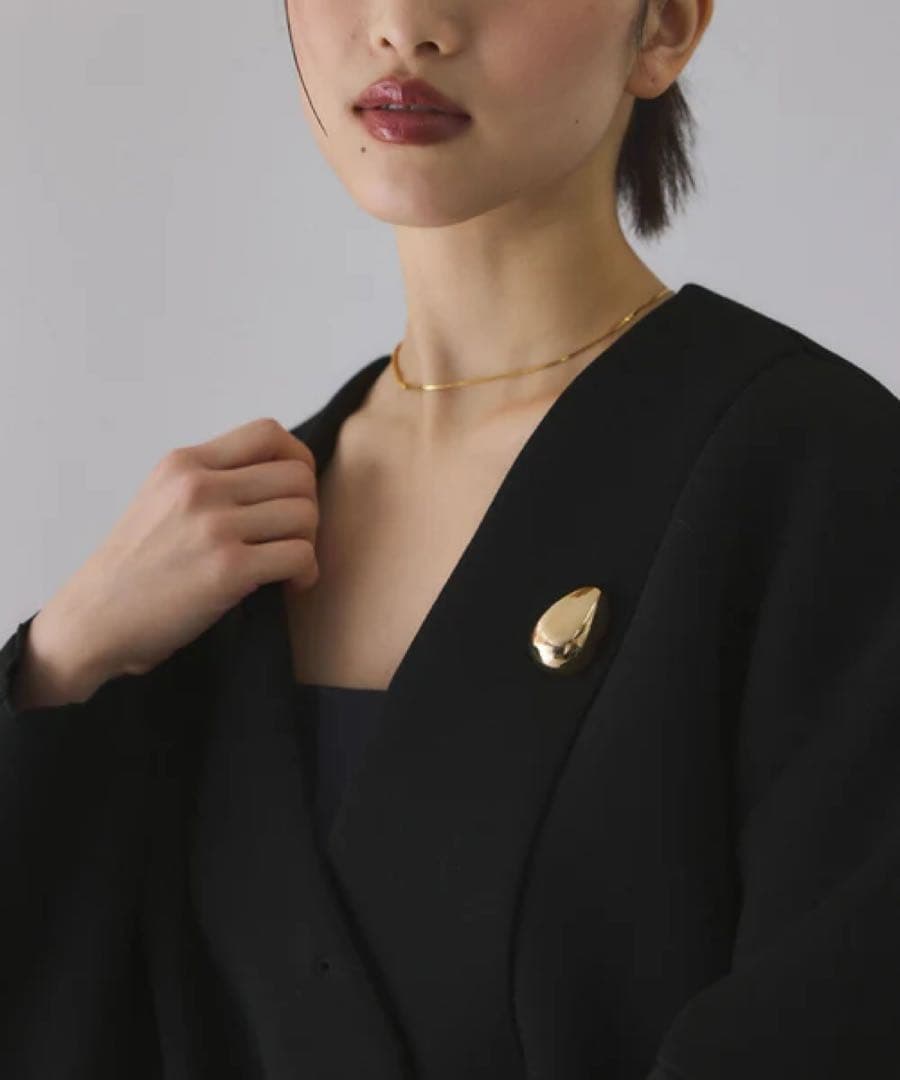 エッグブローチ付きペプラムカーディガン