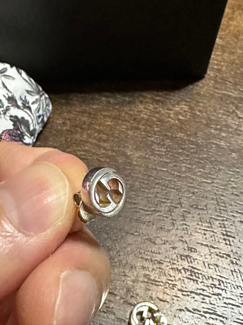 グッチ　シルバーピアス　インターロッキング