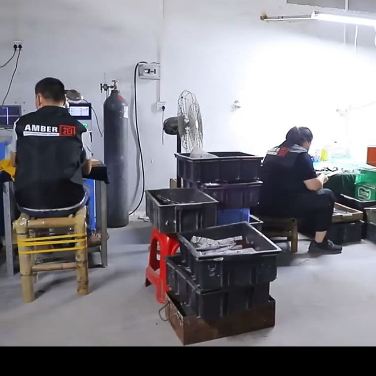 V金10号　67層　ダマスカス包丁　琥珀柄　剣型　牛刀　筋切り　三徳