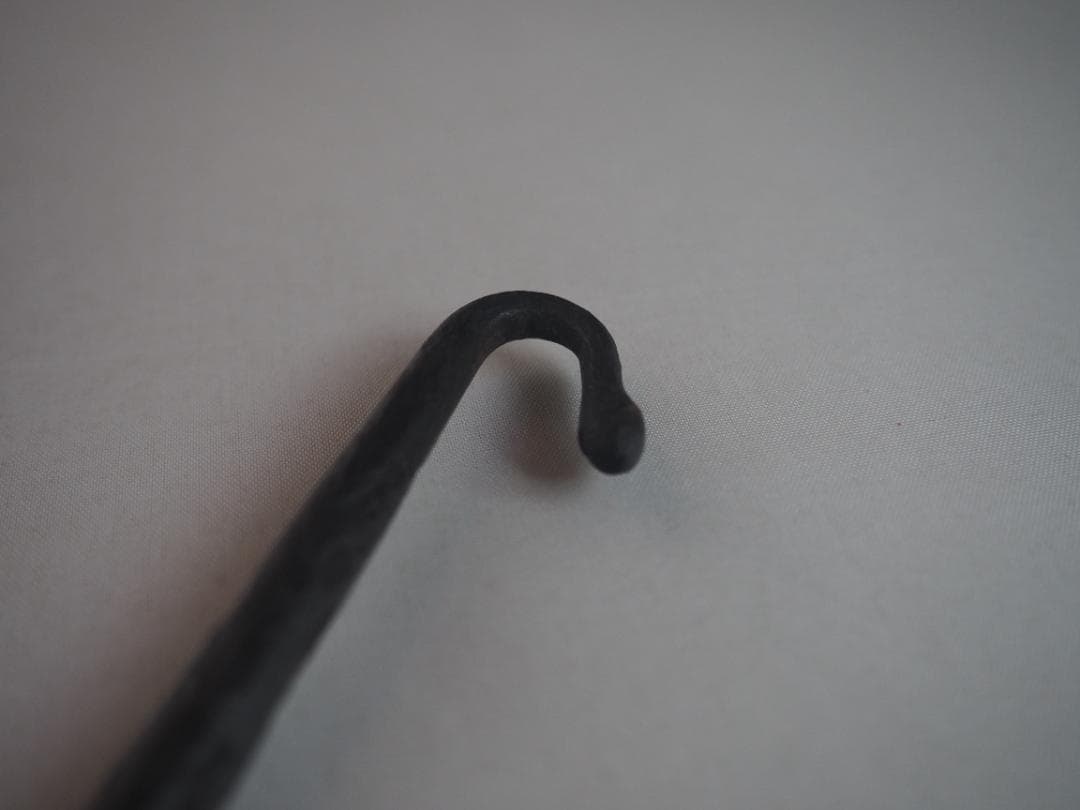 3代高木治郎兵衛造『鉄木瓜形釜釣』（共箱）