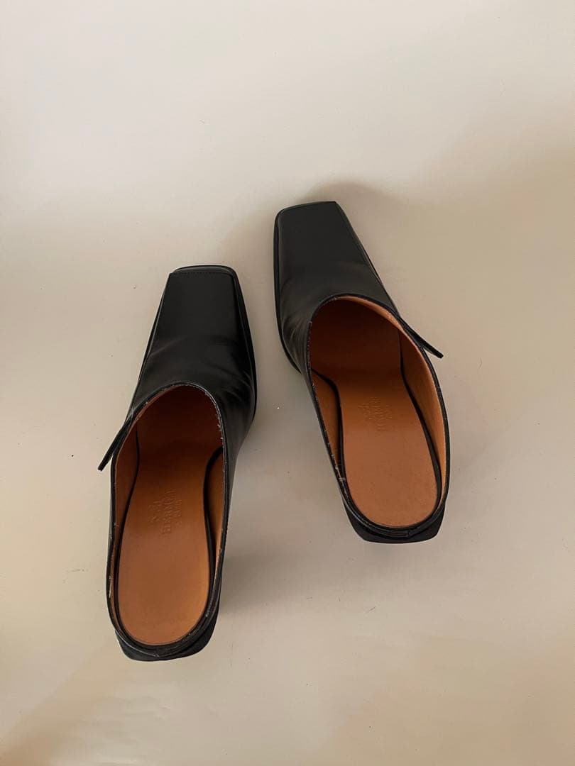 Hermesエルメスブラックレザー スクエアトゥ ミュール36.5