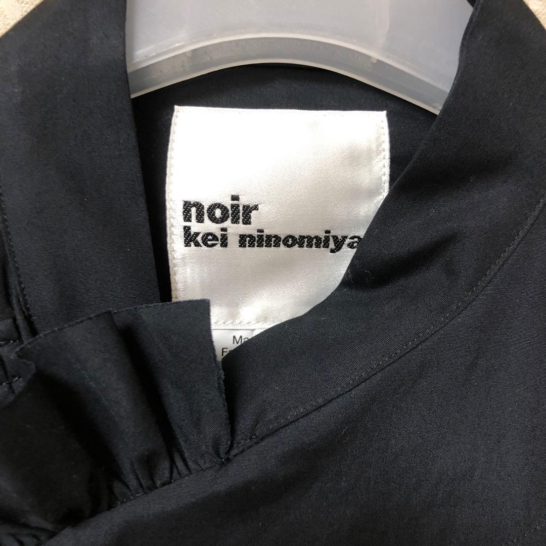 【noir kei ninomiya】 フリル付きチャイナボタン_ブラウス _黒