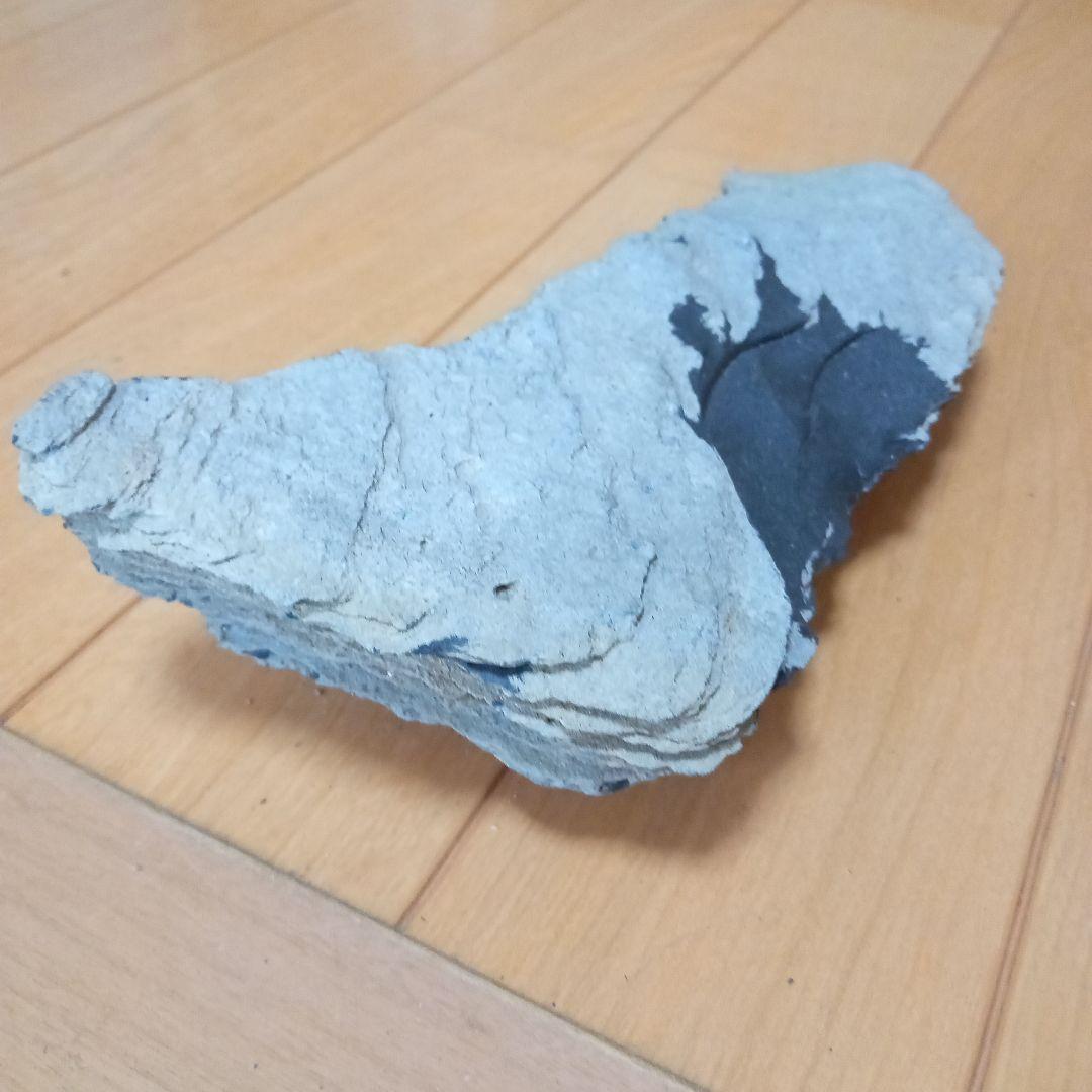 サヌカイト　カンカン石　手のひらサイズ　（石机上）