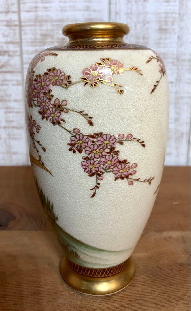 ピンクとゴールドが美しい　薩摩焼　花瓶　高さ約16cm