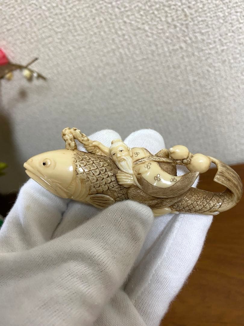 瓢箪を持つ仙人と鯉の根付けです。