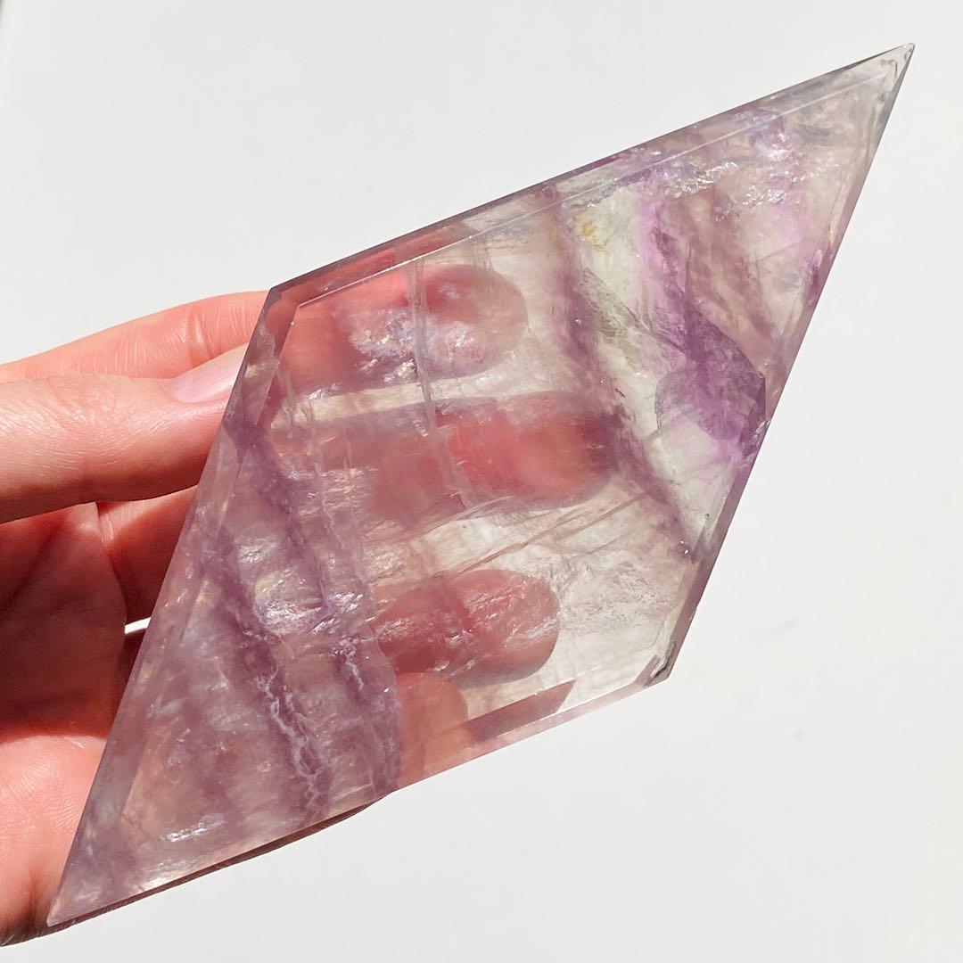 【 虹入り 美しい フローライト ダイヤ型 スタンド付き 蛍石 】