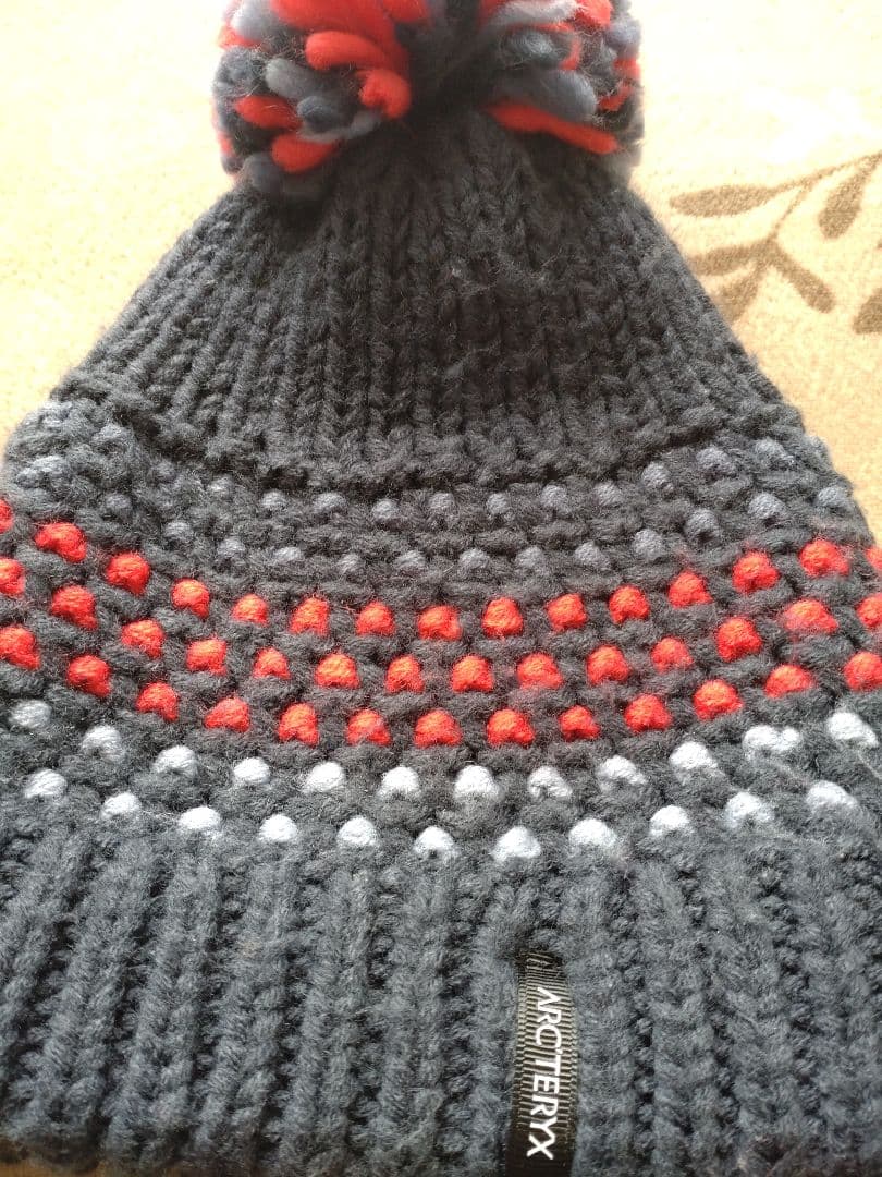 ARC'TERYX ポンポン付き帽子