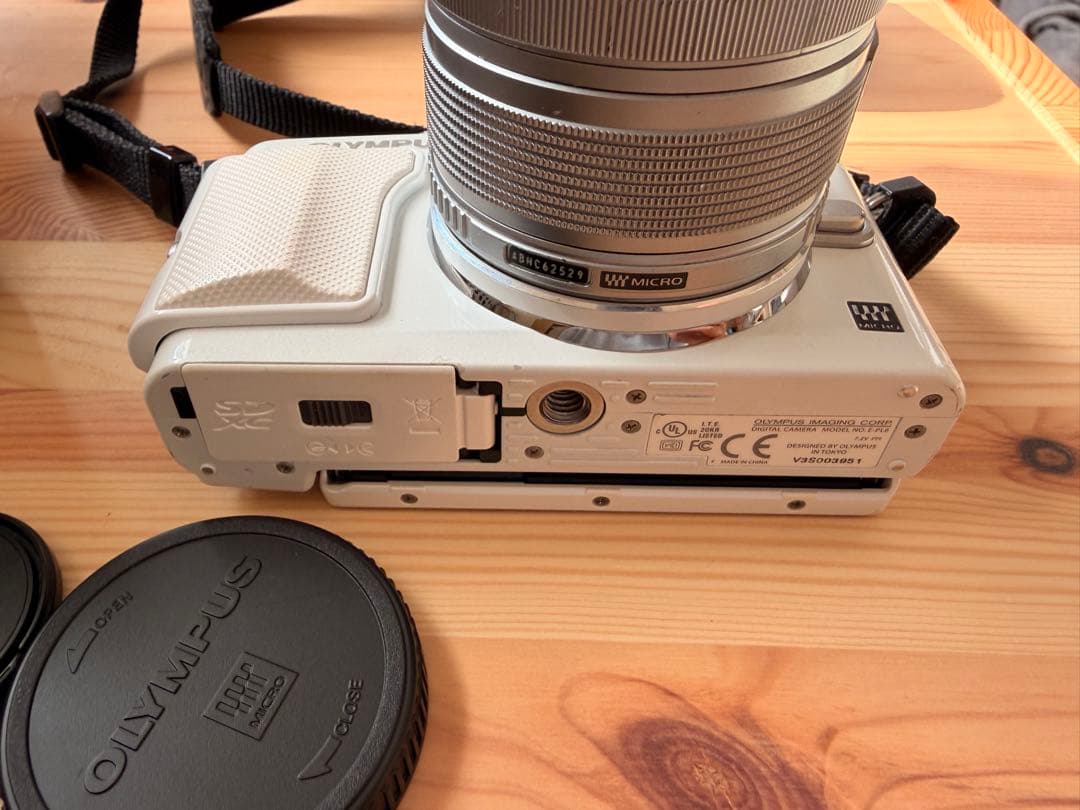 オリンパス OLYMPUS Pen Lite E-PL6 ミラーレス一眼　カメラ