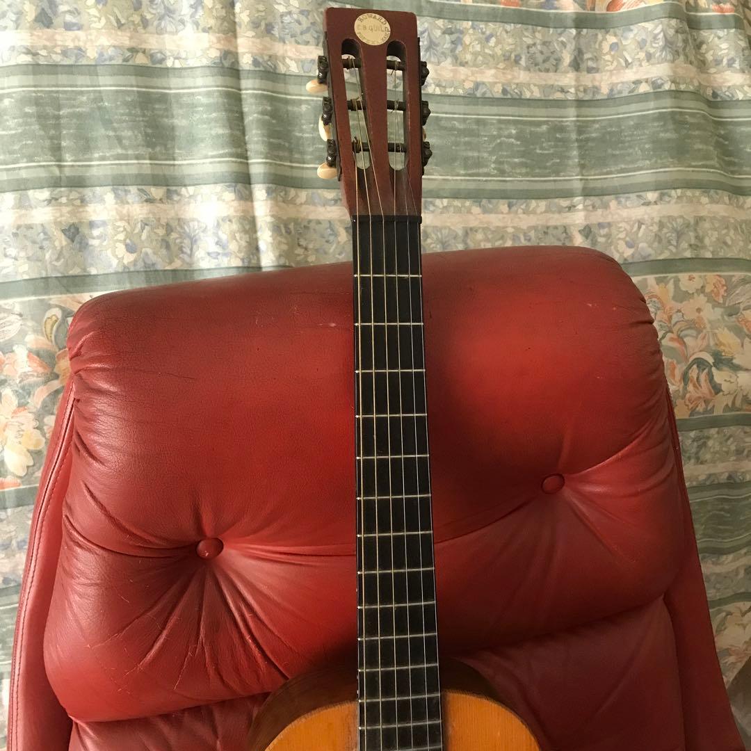 小さめのギター　HOWARD E.B.GUILD