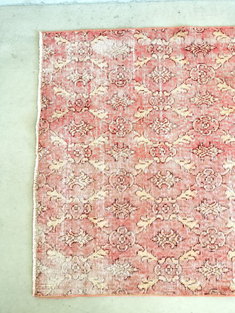 ローズピンクの紋章ラグ　ヴィンテージトルコラグNo.732