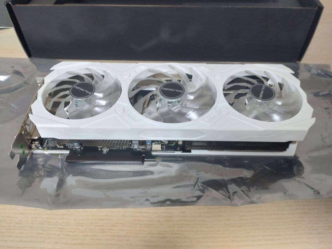 玄人志向 GeForce RTX 4070 搭載 グラフィックボード　白