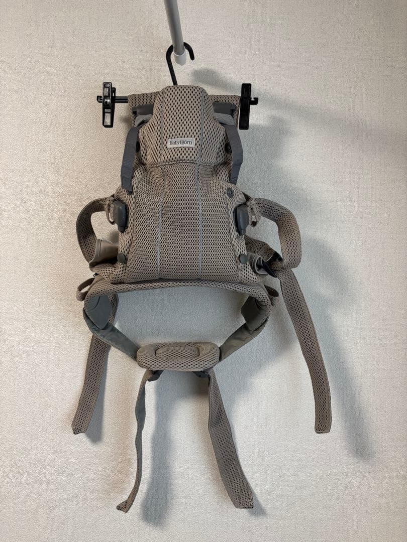 人気色 ベビービョルン ハーモニー グレーベージュ 抱っこ紐 メッシュ スタイ付