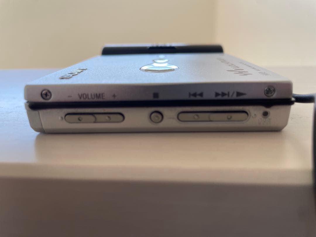 SONY MDウォークマン MZ-E700 動作品　シルバー　新品MD付き