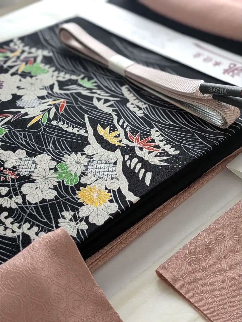 正絹老舗伊と幸色無地宝尽くし文様色無地一つ紋シックなくすみピンク