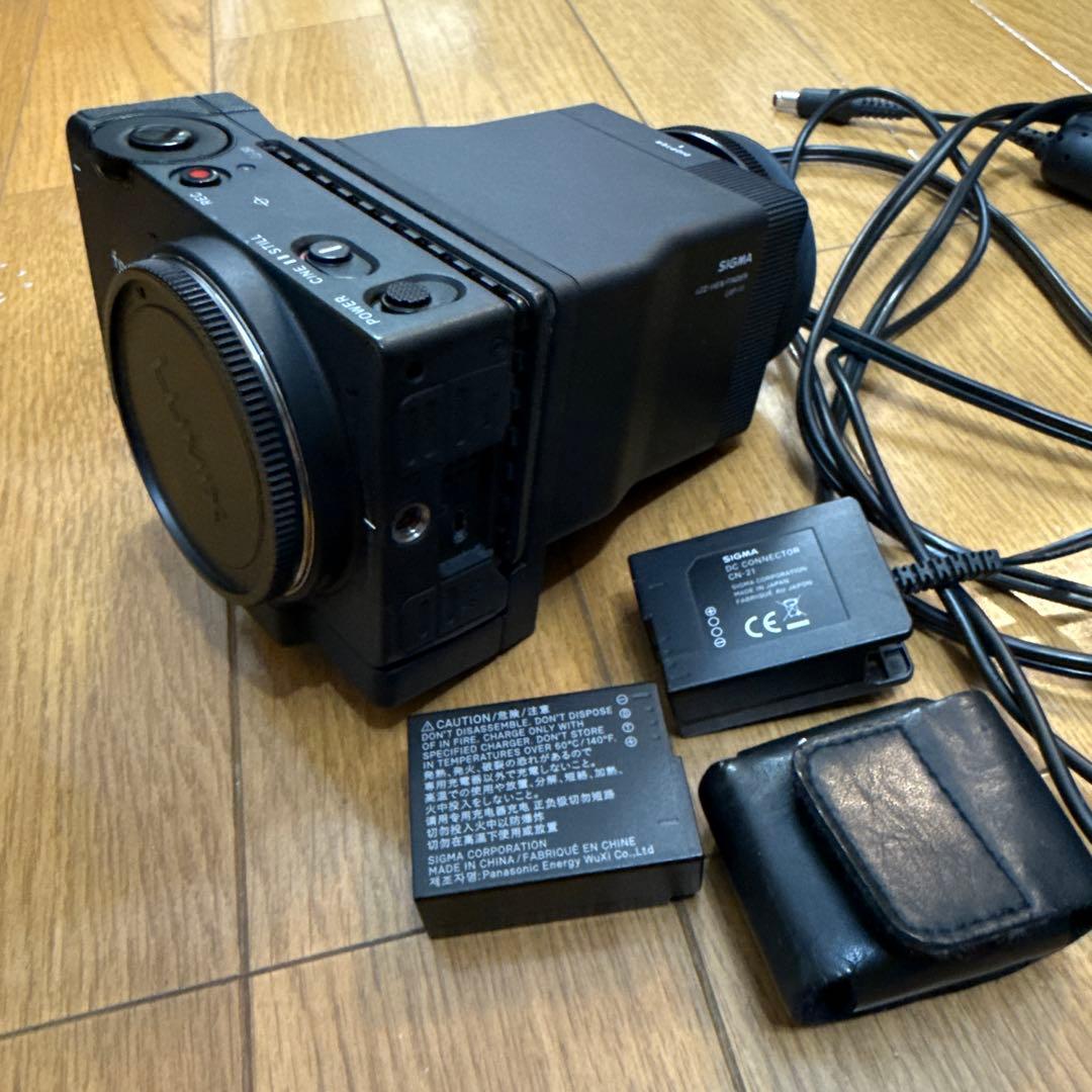 SIGMA fp L 本体と付属品