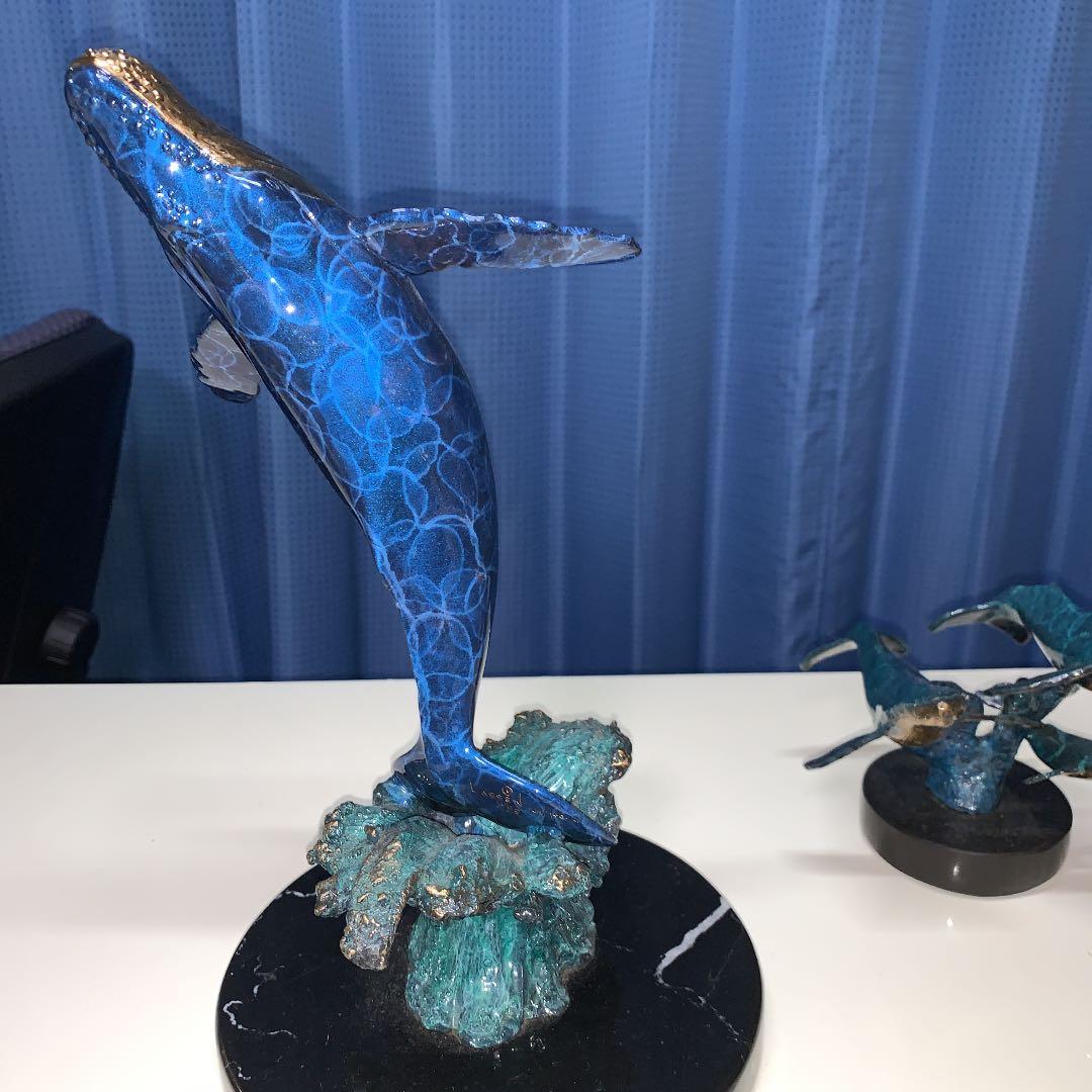 ラッセンのクジラのブロンズ　オブジェ