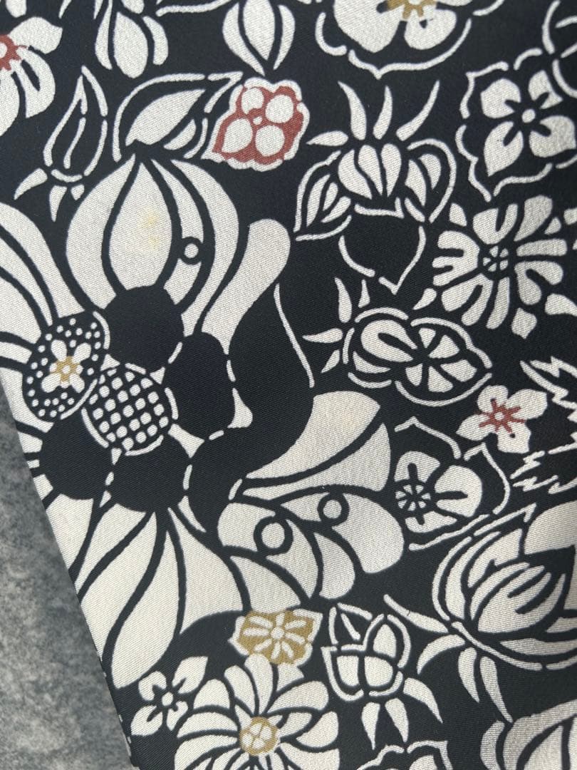高島屋謹製　正絹　袷小紋 　型染めのモダンな花模様