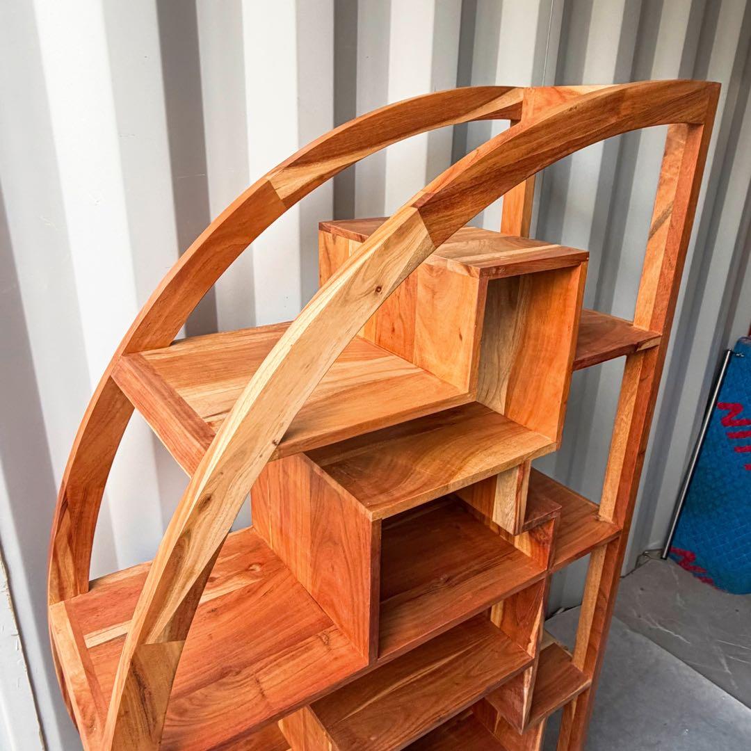 取付無料！ノーチェ 2025年製 アカシア天然無垢材 北欧風半月型ブックシェルフ