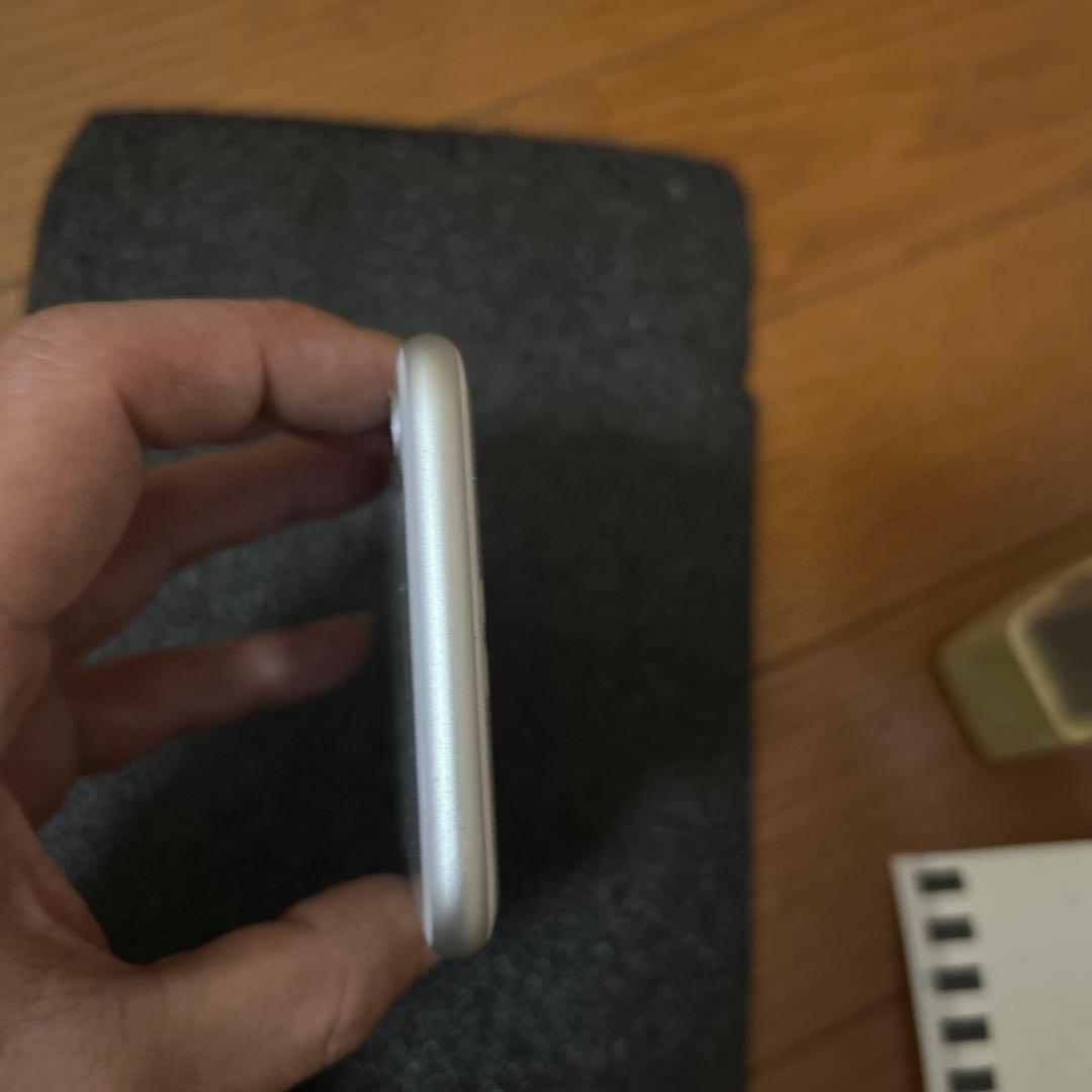 Apple iPhone 8 シルバー Appleロゴ付き、ケース付きで保護安心