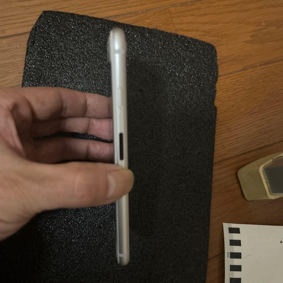 Apple iPhone 8 シルバー Appleロゴ付き、ケース付きで保護安心