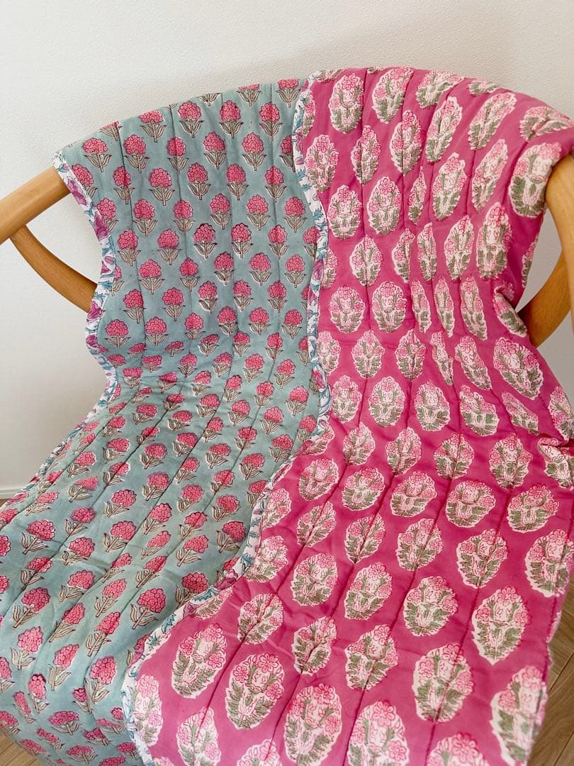 ブロックプリント　うねうねキルトブランケット　水色×濃ピンク