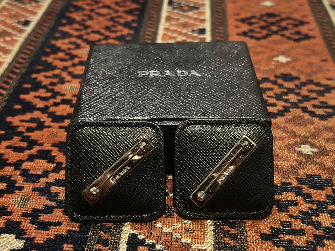 ◻️新品同様◻️PRADA ブローチ スクエア型 プラダ ピンバッジ　希少