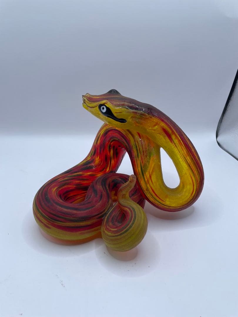 蛇の形状 ガラスアート 赤黄