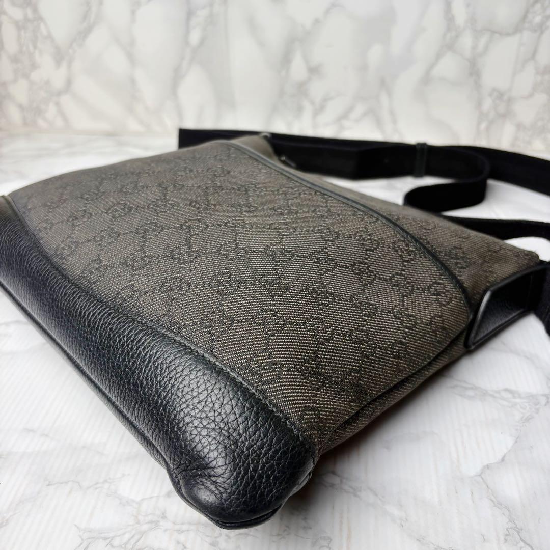 011 GUCCI ショルダーバッグ 斜めがけ GGキャンバス xe2
