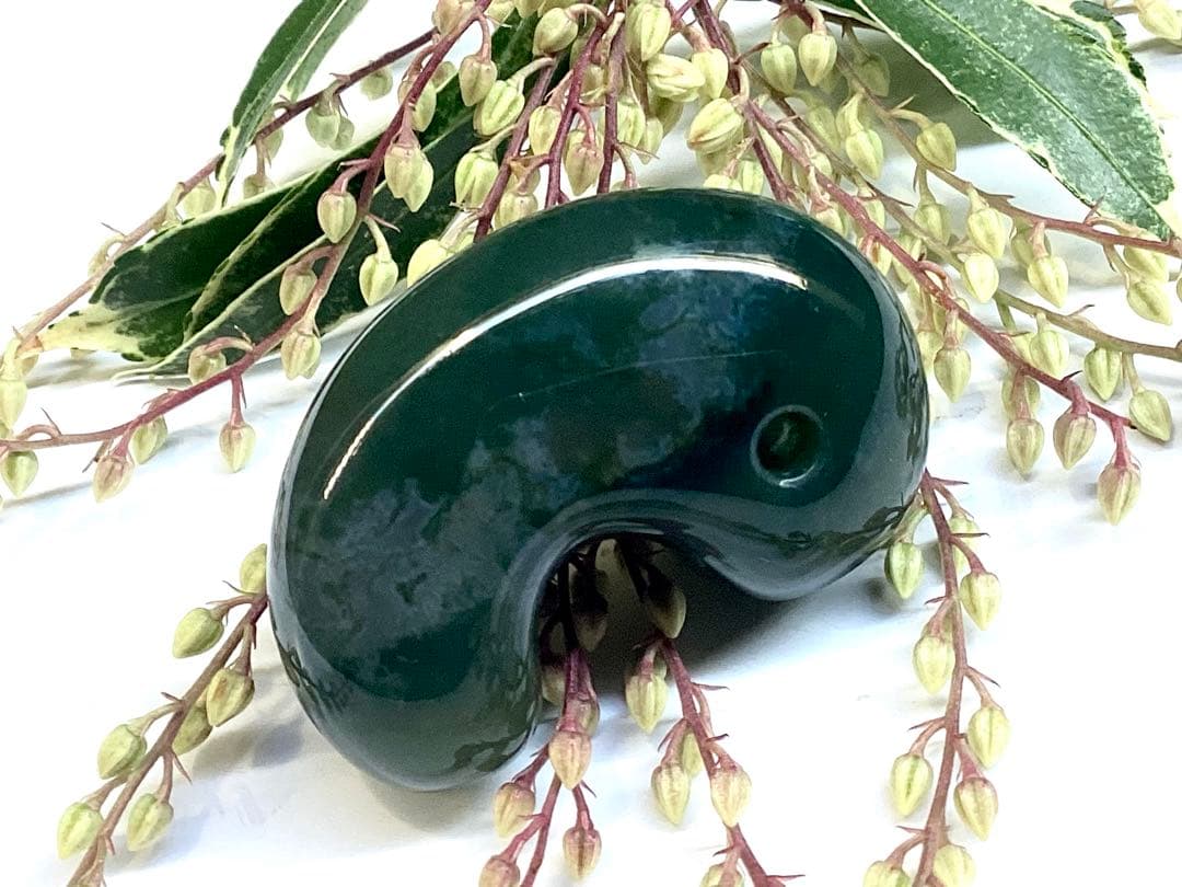 出雲青色*碧玉　入手困難な人気の透かし模様勾玉　幸運導く御守り‼️鑑別書付の本物を