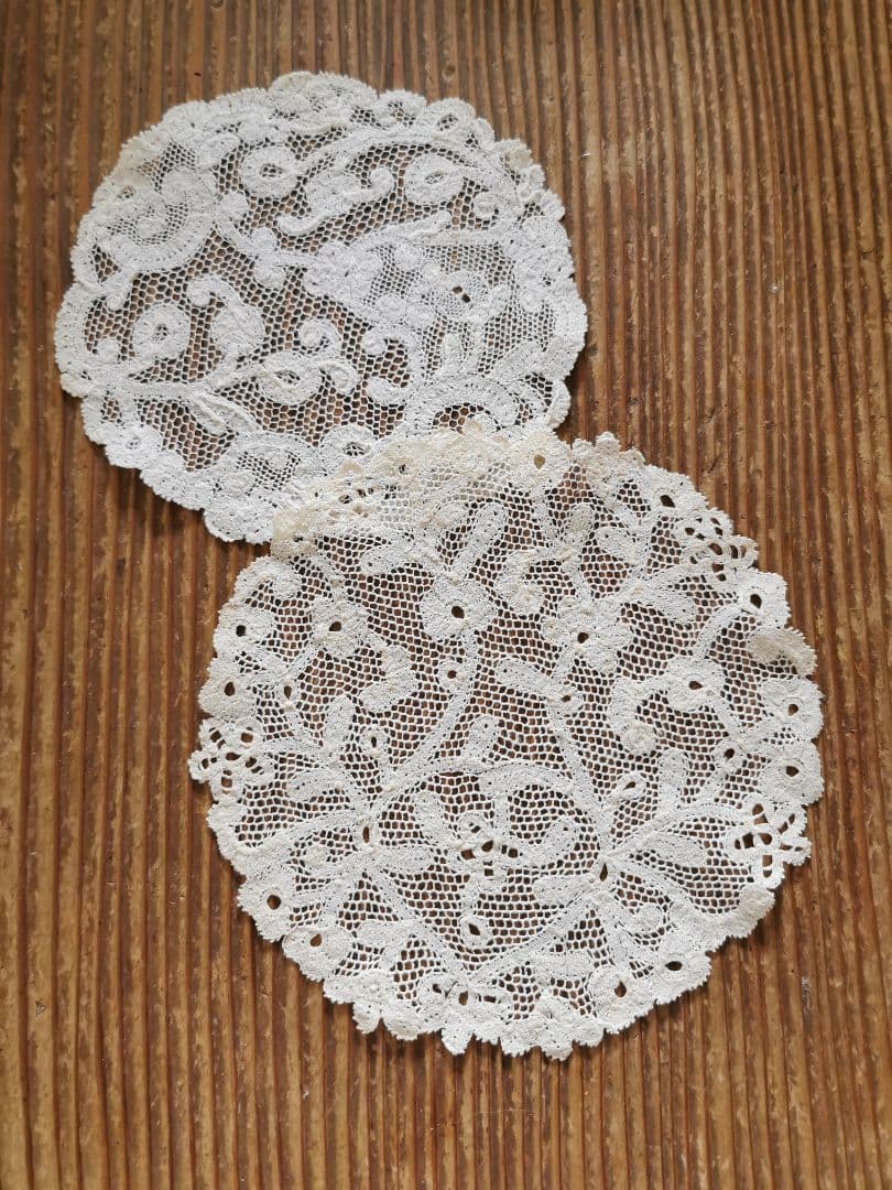 アンティーク 花が連続するリム 草花紋メッシュドイリー やや濃いアイボリートーン