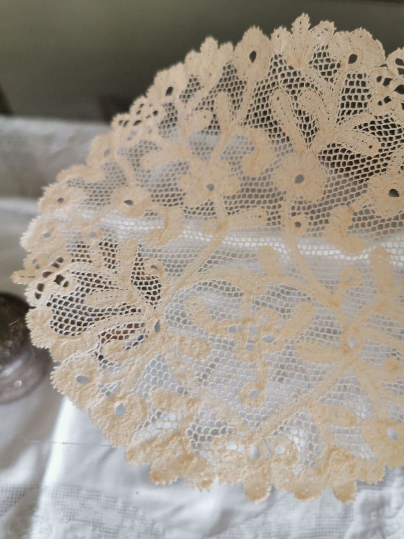 アンティーク 花が連続するリム 草花紋メッシュドイリー やや濃いアイボリートーン