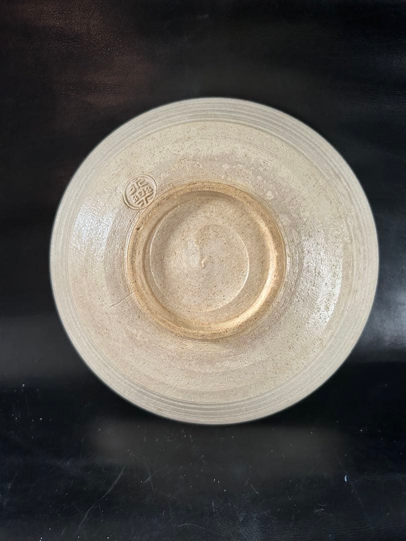 美しい古美術◾️蔵から美しい白椿の花が描かれた夏茶碗の様な楽印の陶器