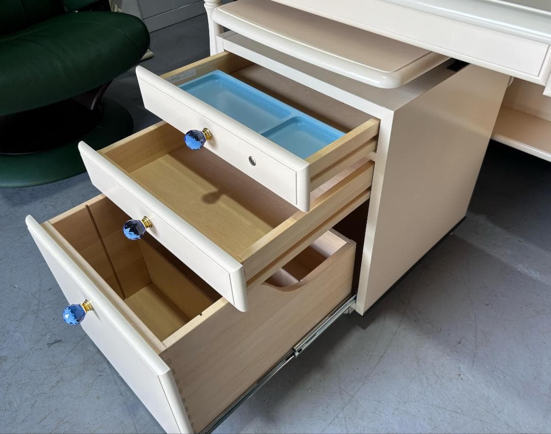 Kママ 高級 KARIMOKU おしゃれ学習机、キャビネット、ライト付き