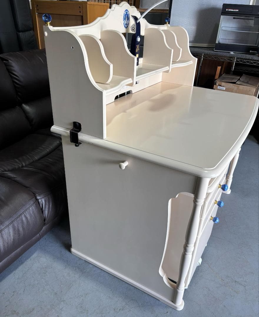 Kママ 高級 KARIMOKU おしゃれ学習机、キャビネット、ライト付き