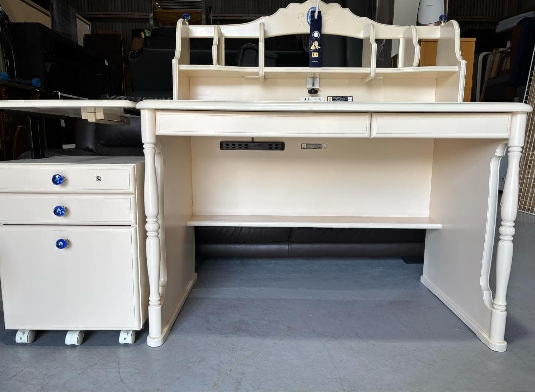 Kママ 高級 KARIMOKU おしゃれ学習机、キャビネット、ライト付き