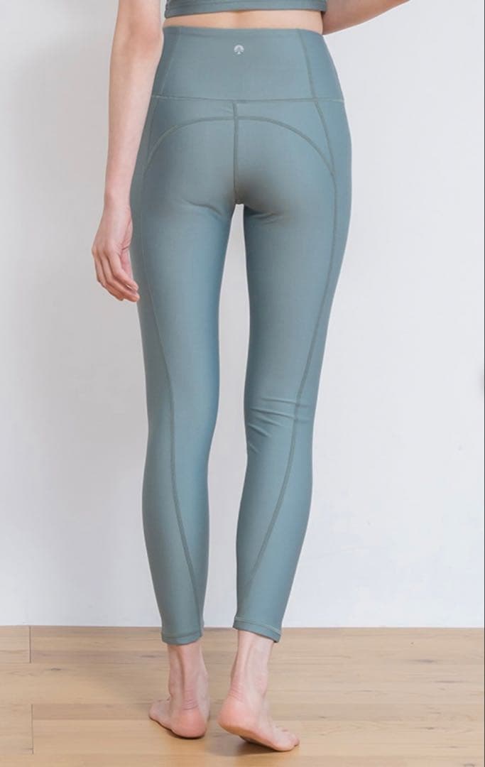 minami 専用　シャインストレッチアシンメトリーブラトップ、レギンス