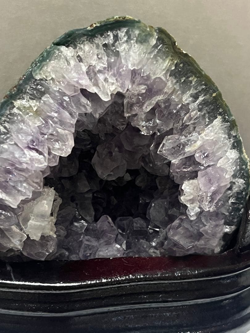 ウルグアイアメジストジオード ドームカルサイト共生　木製台座付き 浄化　原石