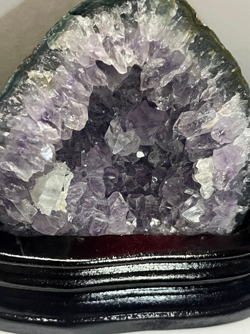 ウルグアイアメジストジオード ドームカルサイト共生　木製台座付き 浄化　原石