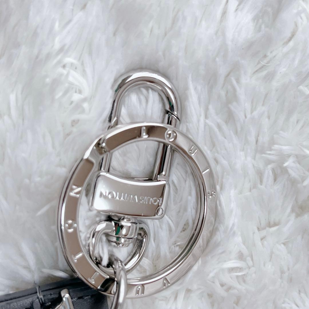 【美品　現行】ルイ・ヴィトン シャドウ キーホルダー ドラゴンヌ グレー