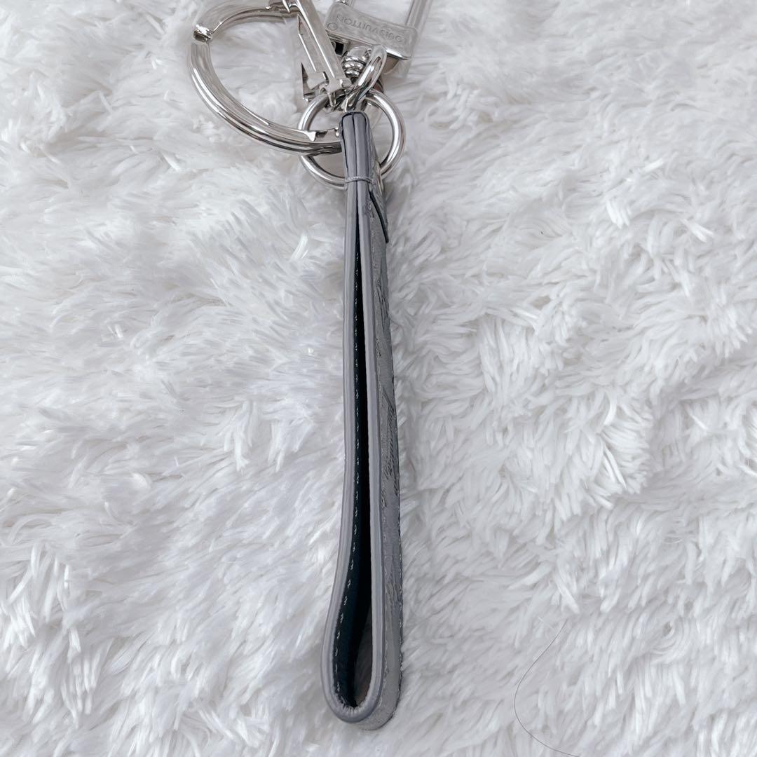 【美品　現行】ルイ・ヴィトン シャドウ キーホルダー ドラゴンヌ グレー