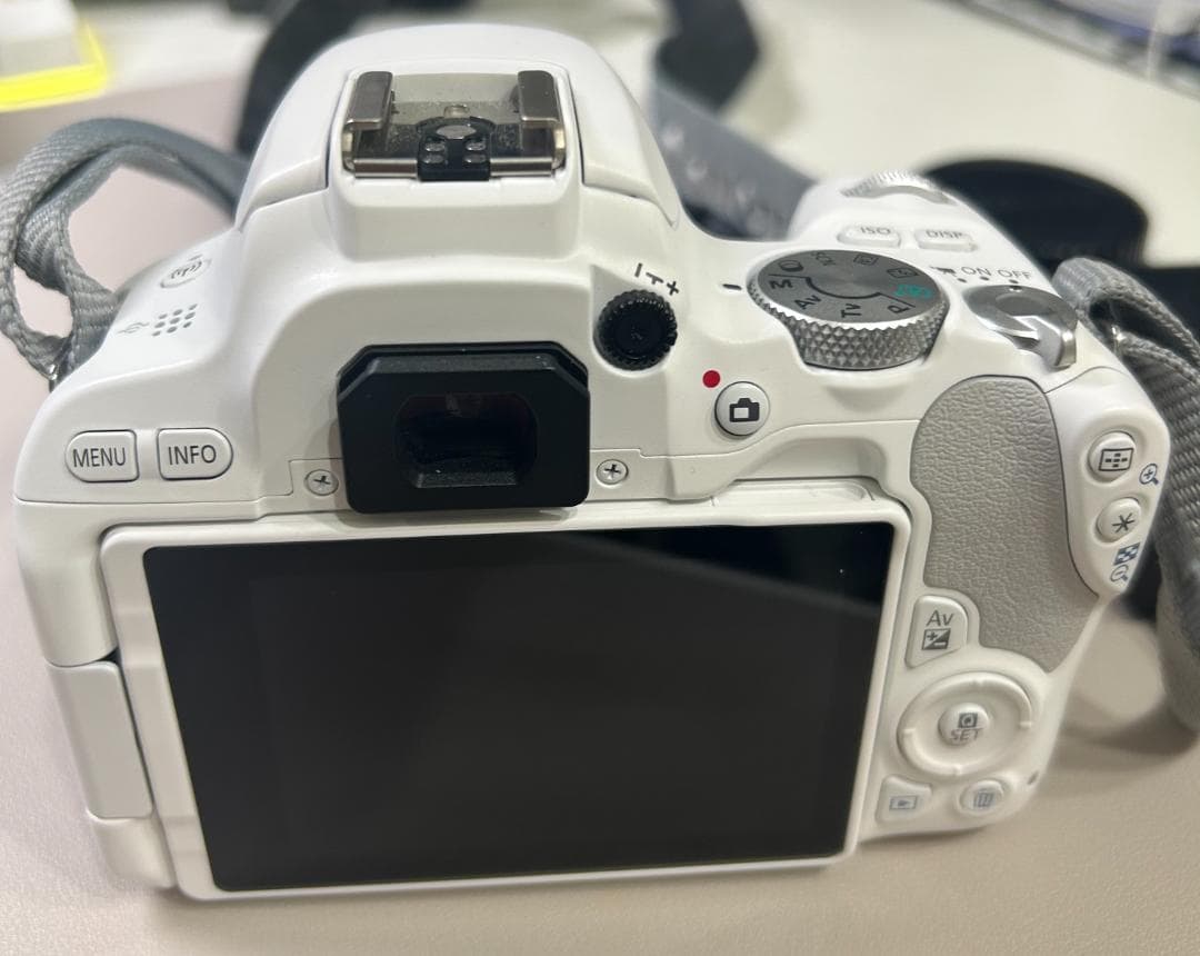 Canon EOS Kiss X9 18-55mm ホワイト 本体