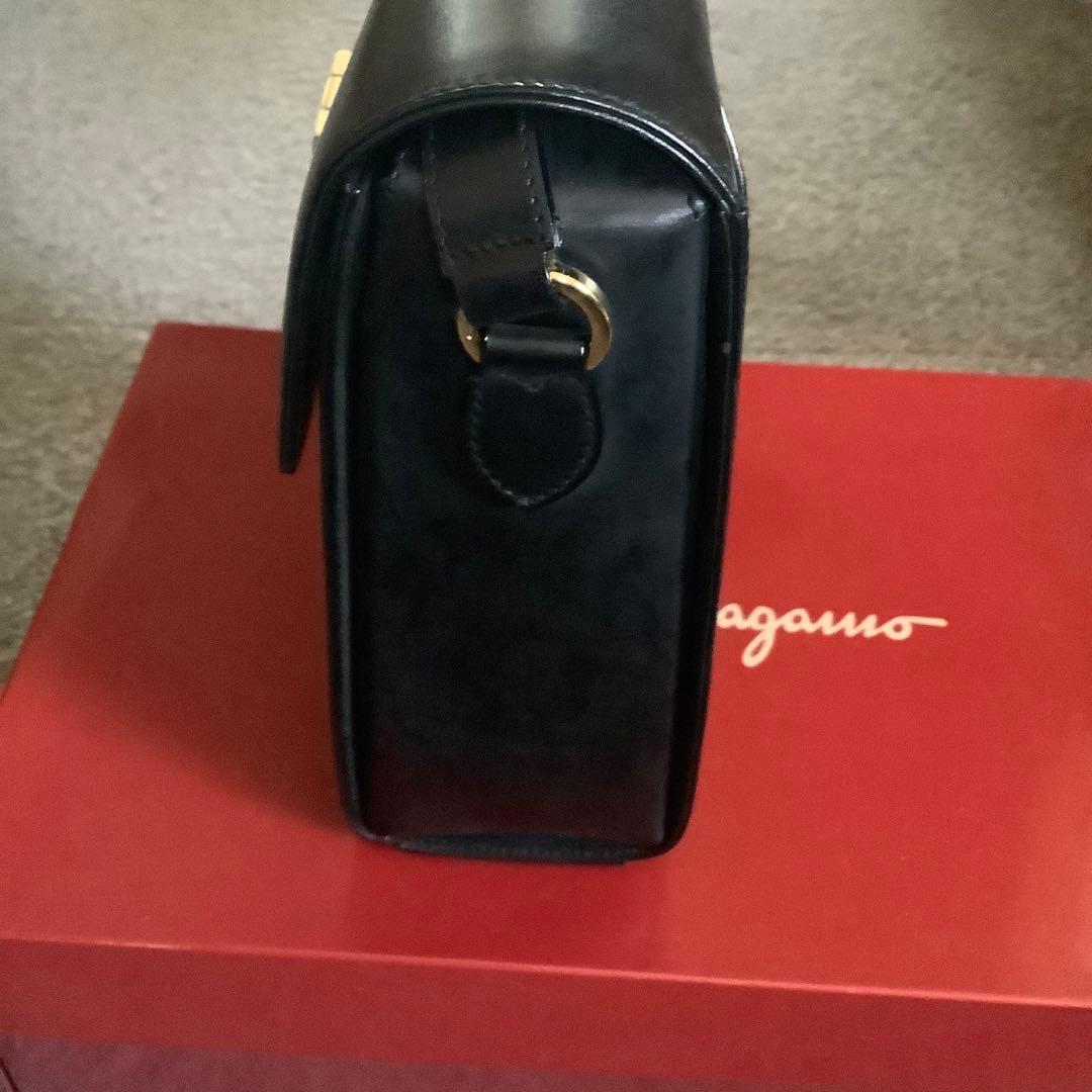 フェラガモ　ショルダーバッグ